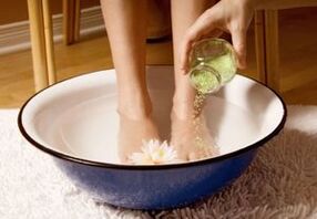 For people with toenail fungus, it is useful to make baths with vinegar and salt. 
