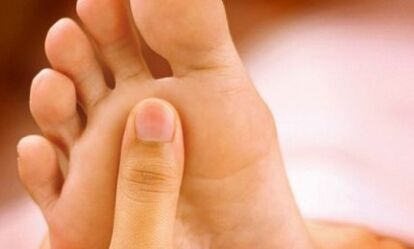 How to treat our toenails on the feet with a household soap