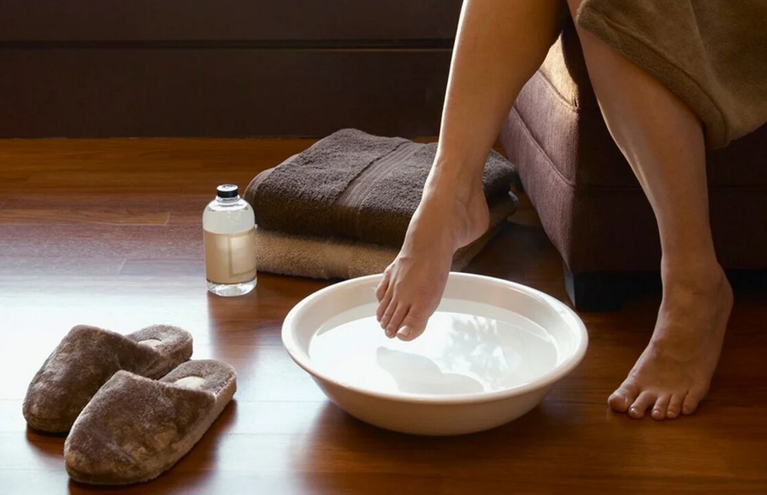 Vinegar bath for the treatment of nail fungus